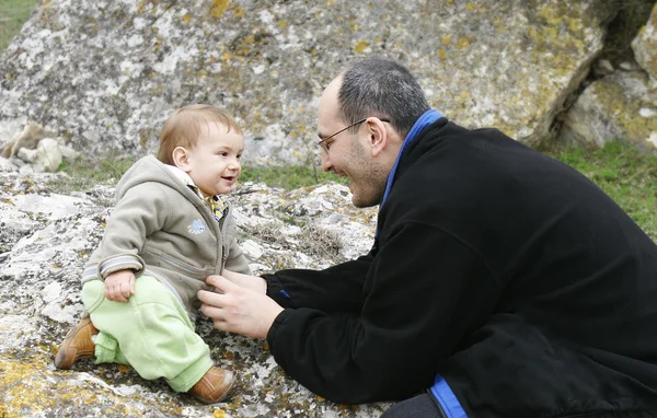 Baba oğul açık hava portresi. — Stok fotoğraf