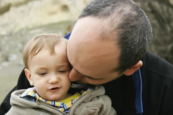 A szerető apa a kisfiát — Stock Fotó