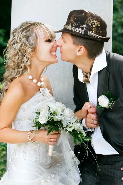 Kissing couple on their wedding day — Stock Photo, Image