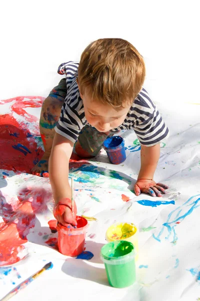 Jonge jongen schilderij over Wit — Stockfoto