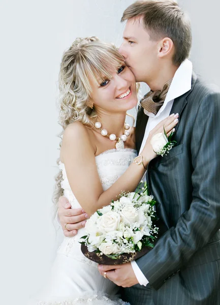 Young happy couple on their wedding day — Stock Photo, Image