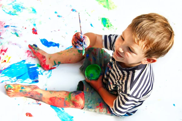 Ung pojke målning över vita — Stockfoto