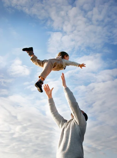 Bambino volante sullo sfondo del cielo — Foto Stock