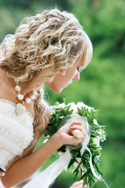 Jovem noiva com buquê de casamento — Fotografia de Stock