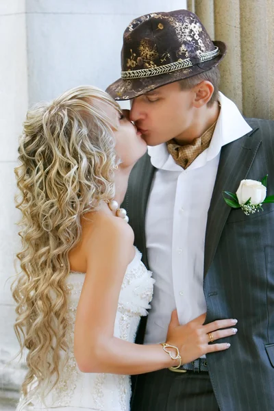 Beijando casal em seu dia do casamento — Fotografia de Stock
