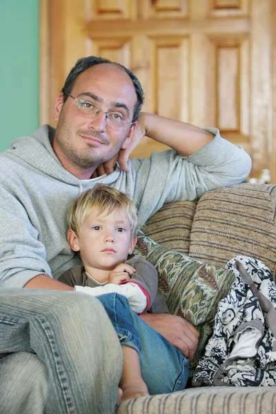 Otec a syn sledovat tv doma — Stock fotografie