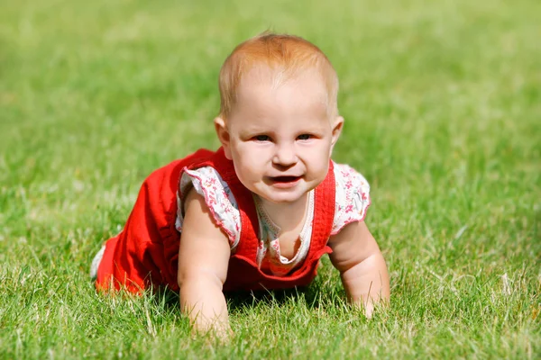 Милый малыш на зеленой траве — стоковое фото