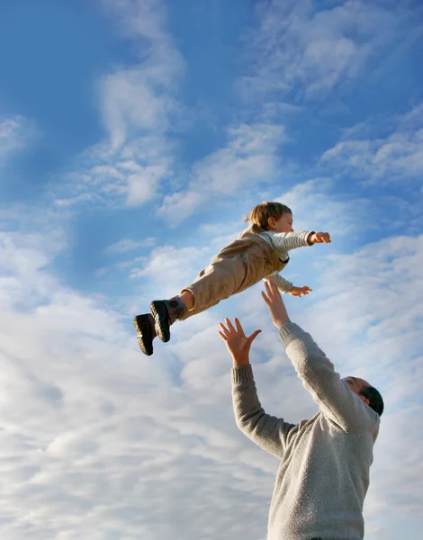 Niño volador en el fondo del cielo — Foto de Stock