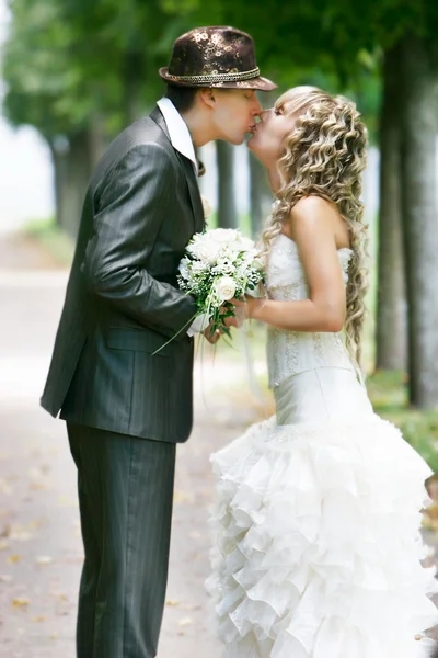 Kissing couple on their wedding day — Stock Photo, Image