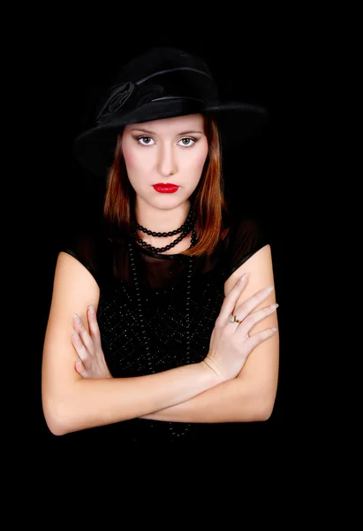 Κομψή γυναίκα με μαύρο φόρεμα και καπέλο πάνω από μαύρο — Φωτογραφία Αρχείου