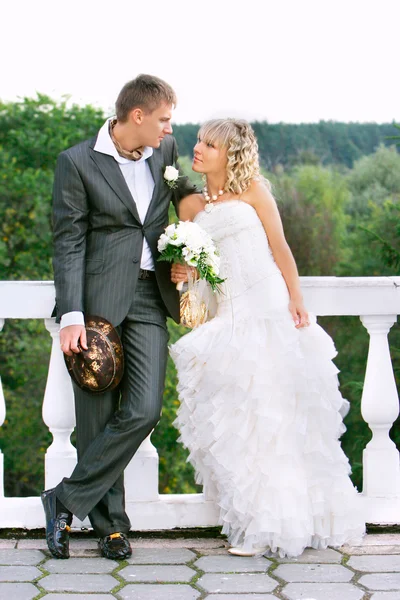 Joven pareja atractiva en su boda día —  Fotos de Stock