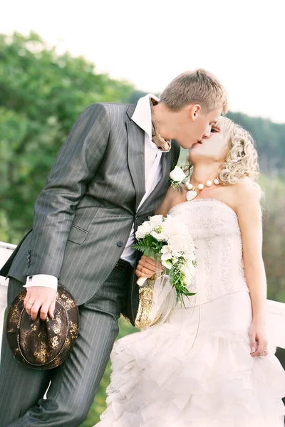 Kissing couple on their wedding day — Stock Photo, Image
