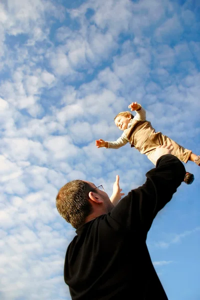 Bambino volante sullo sfondo del cielo — Foto Stock