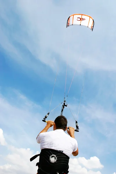 Kitesurfer y su cometa en el cielo fondo — Foto de Stock