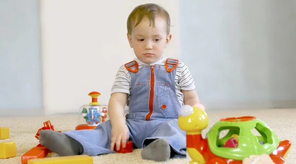 Baby pojke med leksaker — Stockfoto