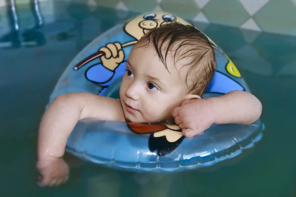 Bambino in piscina d'acqua — Foto Stock