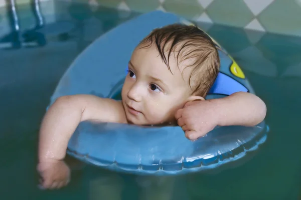 Babyjongen in water zwembad — Stockfoto