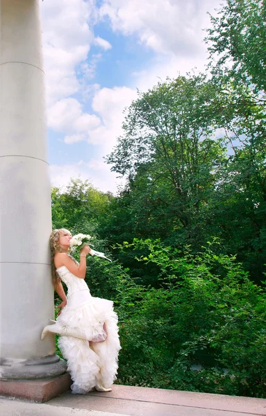 Giovane sposa ritratto all'aperto — Foto Stock