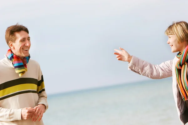 Young couple isolated over sky and sea background — Stock Photo, Image