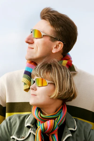 Jovem casal em óculos de sol — Fotografia de Stock