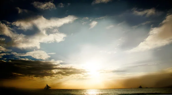 Paisaje nublado al atardecer — Foto de Stock