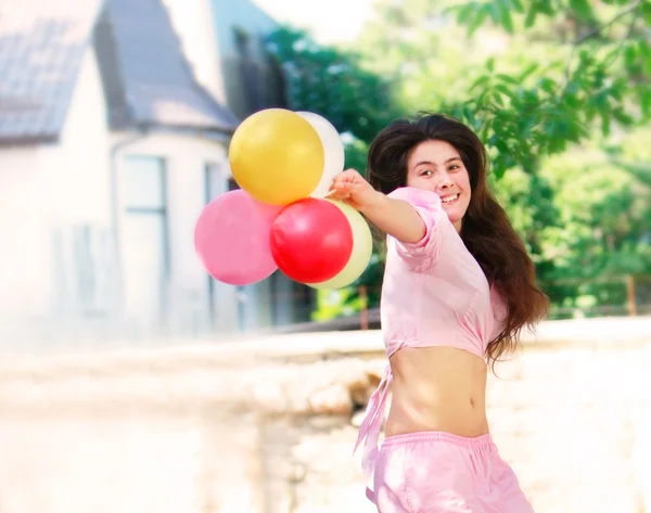 Chica feliz con globos de colores — Foto de Stock