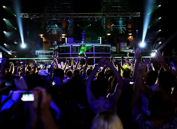 Dancing in outdoor nightclub — Stock Photo, Image