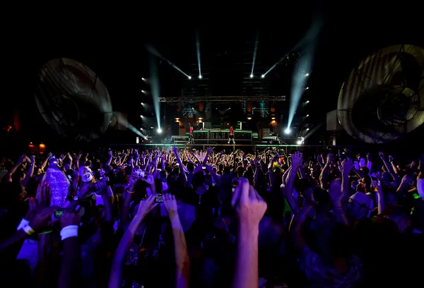 gece kulübünde dans