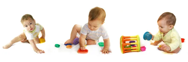 Jogando baby-boys sobre coleção branca — Fotografia de Stock