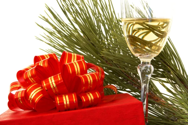 Confezione regalo e bicchiere di champagne su bianco — Foto Stock