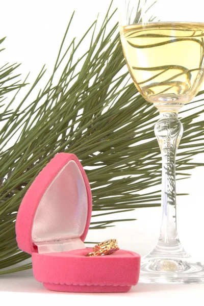 Jewelry gift and glass of champagne over white — Stock Photo, Image
