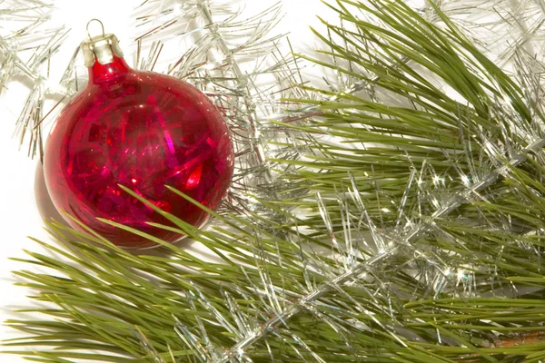 Árbol de navidad y bola sobre blanco —  Fotos de Stock