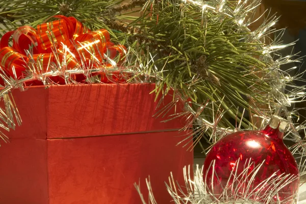 Caja de regalo y bola de Navidad —  Fotos de Stock