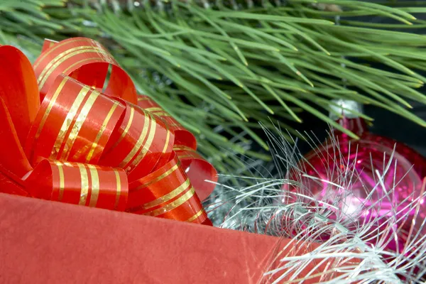 Caixa de presente, bola de Natal e ouropel de prata — Fotografia de Stock