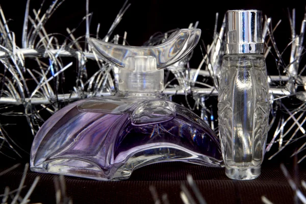 Garrafas de perfume sobre preto — Fotografia de Stock