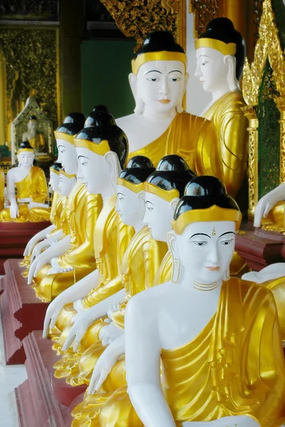 Буддийские статуи в буддистском храме — стоковое фото