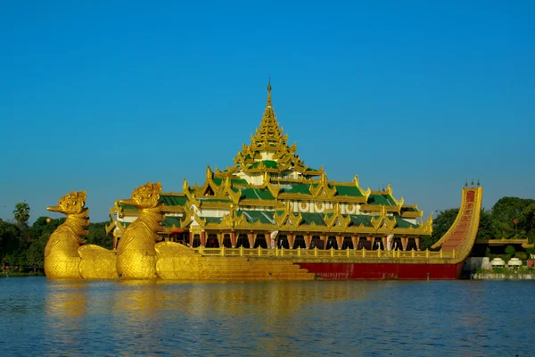 Palácio Karaweik em Yangon, Mianmar — Fotografia de Stock