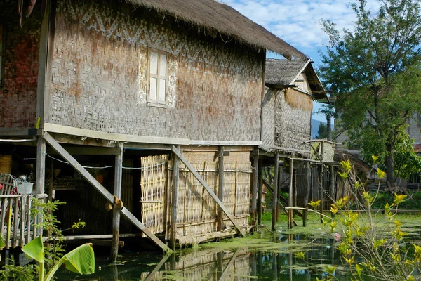 Стягнутий будинок на озері — стокове фото
