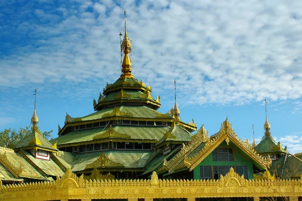 Buddhista templom, a világos ég háttere — Stock Fotó
