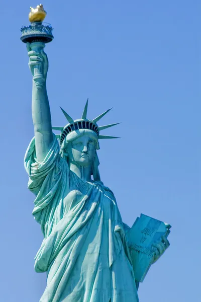 Statue de la Liberté sur fond bleu — Photo