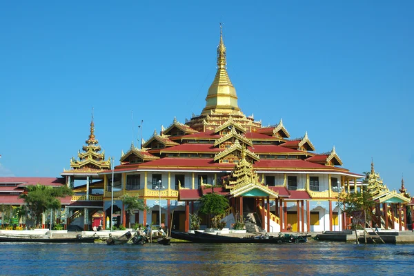 Templo budista em um lago — Fotografia de Stock