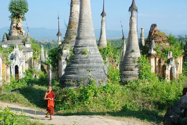 Jeune moine marchant entre stupas — Photo
