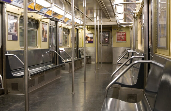 Салон вагона метро
