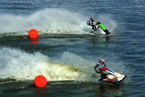 Dvě jetskis na koni z červené koule — Stock fotografie