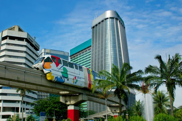 Monorail på skyskrapor bakgrund — Stockfoto