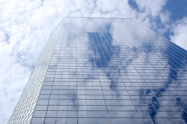 Modernes Bürogebäude, das den Himmel reflektiert — Stockfoto