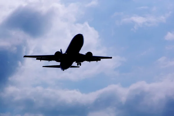 Silueta del avión sobre el fondo del cielo — Foto de Stock