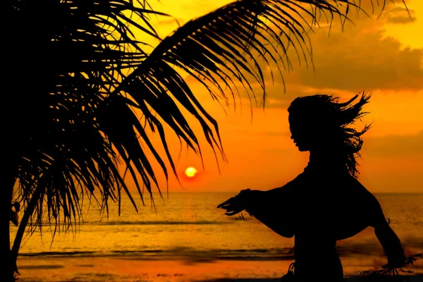 日落海滩背景上的女孩剪影 — 图库照片
