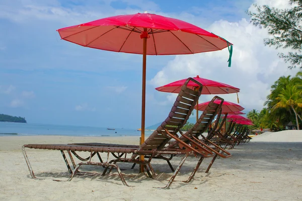 Chaise longues na praia — Fotografia de Stock