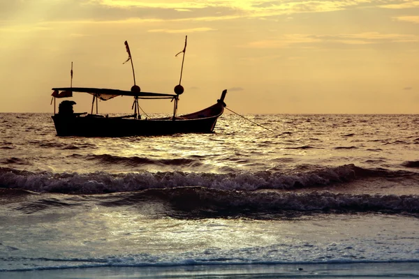 Silhouette of ship at sunset — Stock Photo, Image